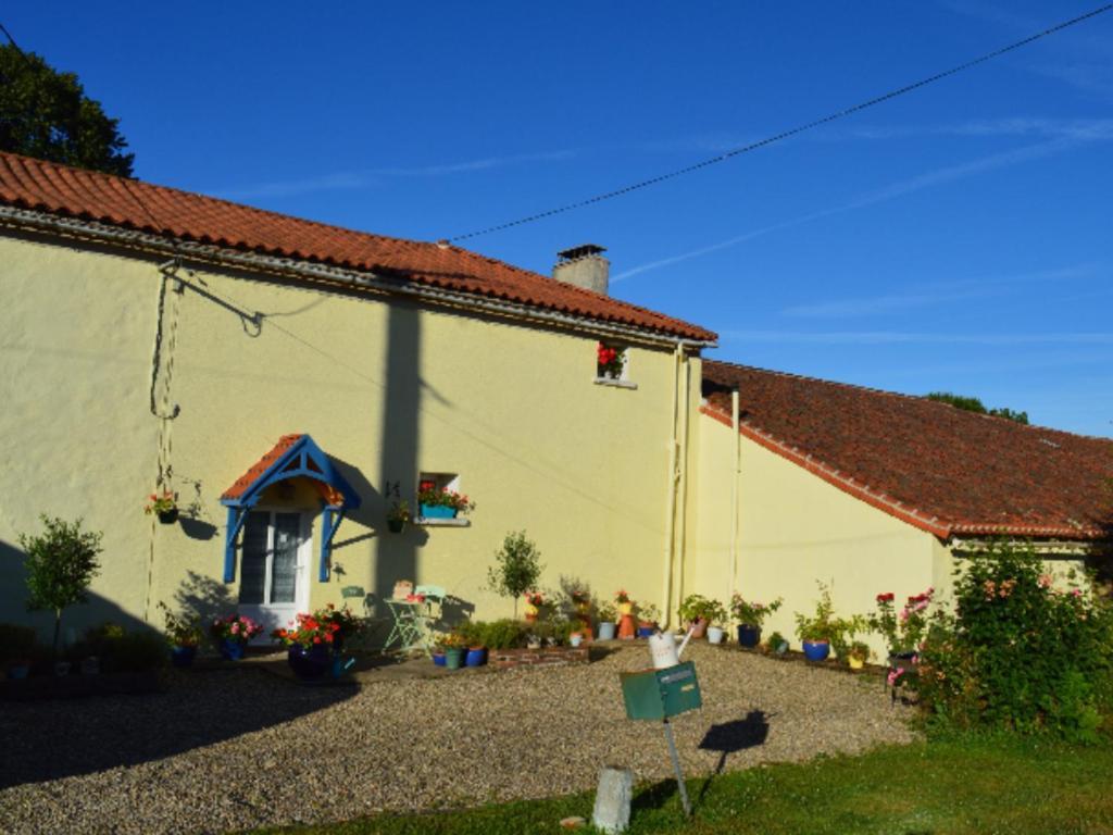 Homestay Arrabella Availles-Limouzine Екстериор снимка